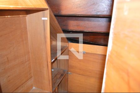 Casa para alugar com 145m², 2 quartos e sem vagaÁrmario em baixo da escada