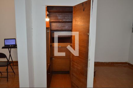 Casa para alugar com 145m², 2 quartos e sem vagaÁrmario em baixo da escada