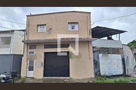 Casa à venda com 300m², 2 quartos e sem vaga Casa à venda com 300m², 2 quartos e sem vagaFachada