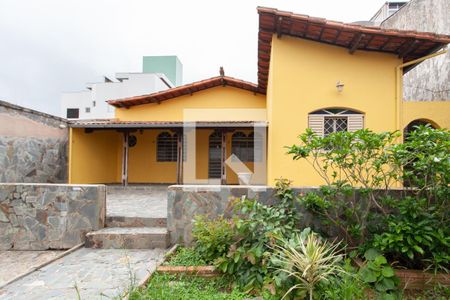 Casa à venda com 90m², 2 quartos e 2 vagas Casa à venda com 90m², 2 quartos e 2 vagasFachada