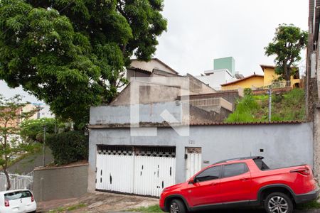 Casa à venda com 90m², 2 quartos e 2 vagas Casa à venda com 90m², 2 quartos e 2 vagasFachada