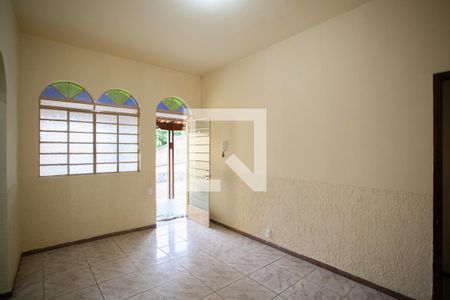 Sala de casa à venda com 2 quartos, 90m² em Santa Rosa, Belo Horizonte