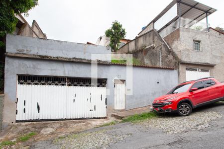 Casa à venda com 90m², 2 quartos e 2 vagas Casa à venda com 90m², 2 quartos e 2 vagasFachada