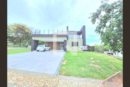 Casa de condomínio à venda com 417m², 4 quartos e 4 vagasFachada