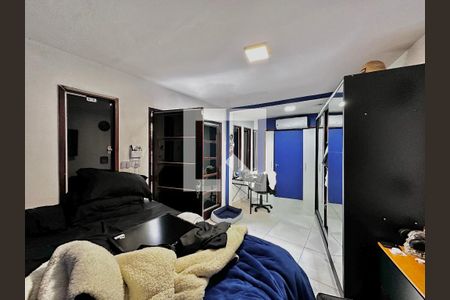 Casa à venda com 250m², 3 quartos e 4 vagas Casa à venda com 250m², 3 quartos e 4 vagasSuíte Fundos