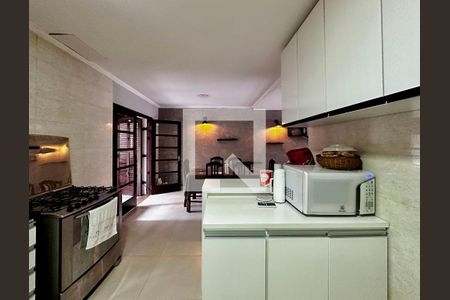 Casa à venda com 250m², 3 quartos e 4 vagas Casa à venda com 250m², 3 quartos e 4 vagasCozinha