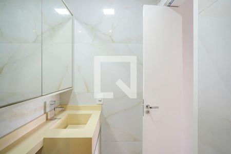 Apartamento à venda com 74m², 3 quartos e 2 vagasBanheiro da suíte