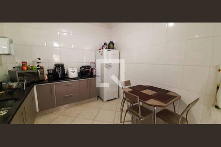 Casa à venda com 216m², 6 quartos e 4 vagas Casa à venda com 216m², 6 quartos e 4 vagasCasa 2 - Cozinha