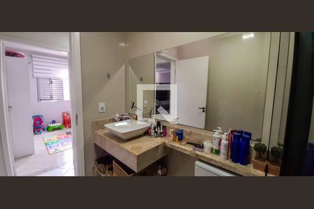 Casa à venda com 216m², 6 quartos e 4 vagas Casa à venda com 216m², 6 quartos e 4 vagasBanheiro Social