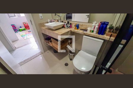 Casa à venda com 216m², 6 quartos e 4 vagas Casa à venda com 216m², 6 quartos e 4 vagasBanheiro Social