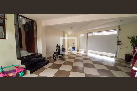 Casa à venda com 216m², 6 quartos e 4 vagas Casa à venda com 216m², 6 quartos e 4 vagasCasa 1 - Garagem