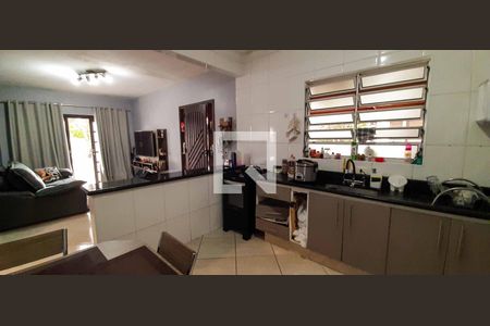 Casa à venda com 216m², 6 quartos e 4 vagas Casa à venda com 216m², 6 quartos e 4 vagasCasa 2 - Cozinha