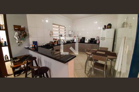 Casa à venda com 216m², 6 quartos e 4 vagas Casa à venda com 216m², 6 quartos e 4 vagasCasa 2 - Cozinha