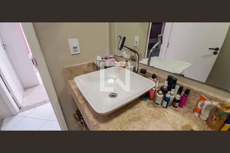 Casa à venda com 216m², 6 quartos e 4 vagas Casa à venda com 216m², 6 quartos e 4 vagasBanheiro Social