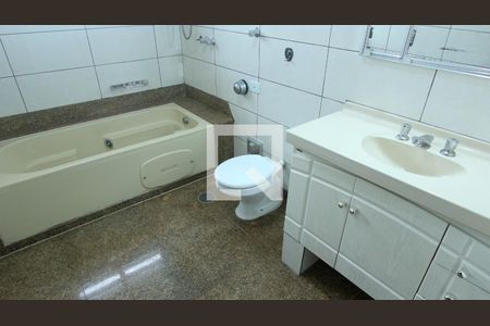 Casa à venda com 400m², 6 quartos e 5 vagas Casa à venda com 400m², 6 quartos e 5 vagasBanheiro 1