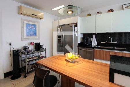 Apartamento à venda com 558m², 4 quartos e 4 vagas Apartamento à venda com 558m², 4 quartos e 4 vagasCozinha