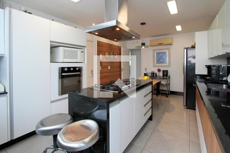 Apartamento à venda com 558m², 4 quartos e 4 vagas Apartamento à venda com 558m², 4 quartos e 4 vagasCozinha