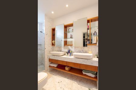 Apartamento à venda com 558m², 4 quartos e 4 vagas Apartamento à venda com 558m², 4 quartos e 4 vagasBanheiro Quarto 2 suíte