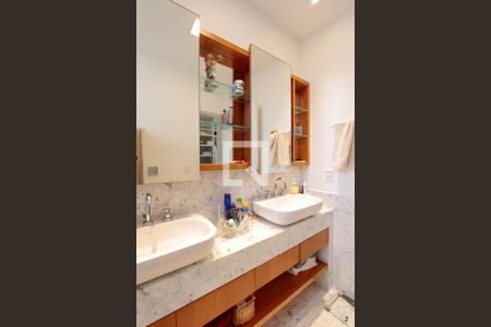 Apartamento à venda com 558m², 4 quartos e 4 vagas Apartamento à venda com 558m², 4 quartos e 4 vagasBanheiro Quarto 2 suíte