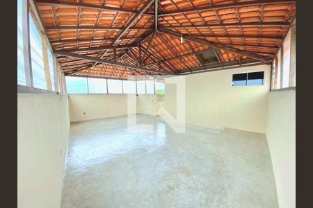 Casa à venda com 235m², 4 quartos e 2 vagas Casa à venda com 235m², 4 quartos e 2 vagasVaranda