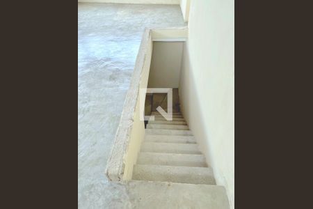 Casa à venda com 235m², 4 quartos e 2 vagas Casa à venda com 235m², 4 quartos e 2 vagasEscada