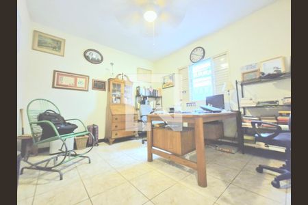 Casa à venda com 235m², 4 quartos e 2 vagas Casa à venda com 235m², 4 quartos e 2 vagasEscritório