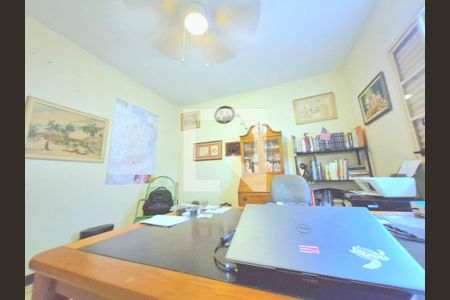 Casa à venda com 235m², 4 quartos e 2 vagas Casa à venda com 235m², 4 quartos e 2 vagasEscritório