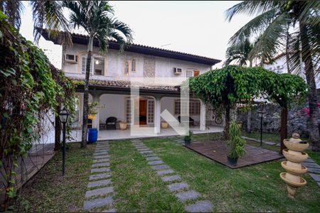 Casa de condomínio para alugar com 980m², 5 quartos e 2 vagas Casa de condomínio para alugar com 980m², 5 quartos e 2 vagasEntrada