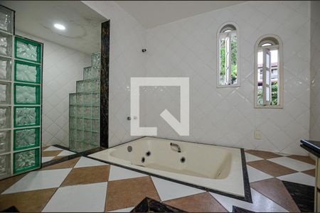 Casa de condomínio para alugar com 980m², 5 quartos e 2 vagas Casa de condomínio para alugar com 980m², 5 quartos e 2 vagasBanheiro da Suíte 4