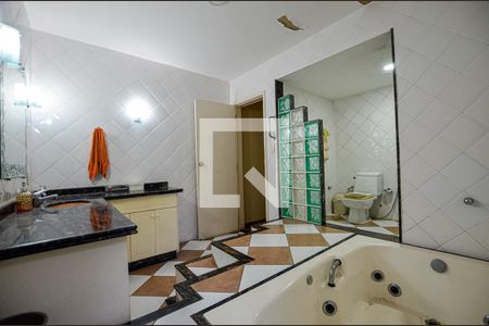 Casa de condomínio para alugar com 980m², 5 quartos e 2 vagas Casa de condomínio para alugar com 980m², 5 quartos e 2 vagasBanheiro da Suíte 4