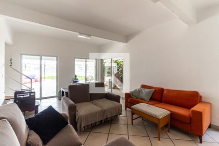 Casa à venda com 525m², 4 quartos e 4 vagas Casa à venda com 525m², 4 quartos e 4 vagasSala de Televisão