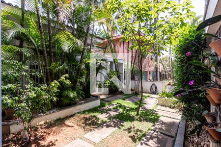 Casa à venda com 525m², 4 quartos e 4 vagas Casa à venda com 525m², 4 quartos e 4 vagasFachada