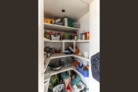 Casa à venda com 525m², 4 quartos e 4 vagas Casa à venda com 525m², 4 quartos e 4 vagasCozinha - Despensa