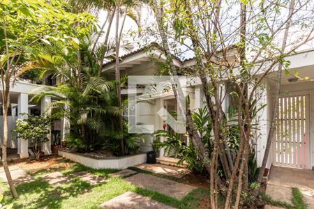 Casa à venda com 525m², 4 quartos e 4 vagas Casa à venda com 525m², 4 quartos e 4 vagasFachada