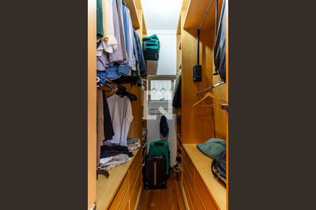 Casa à venda com 525m², 4 quartos e 4 vagas Casa à venda com 525m², 4 quartos e 4 vagasCloset da Suíte 2