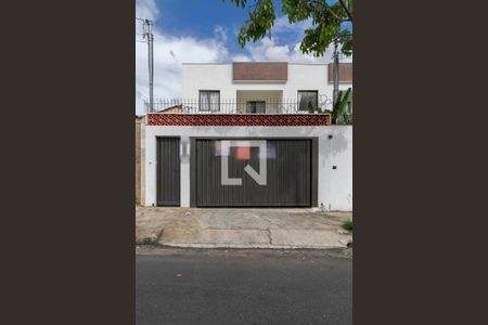 Casa à venda com 126m², 3 quartos e 2 vagas Casa à venda com 126m², 3 quartos e 2 vagasFachada