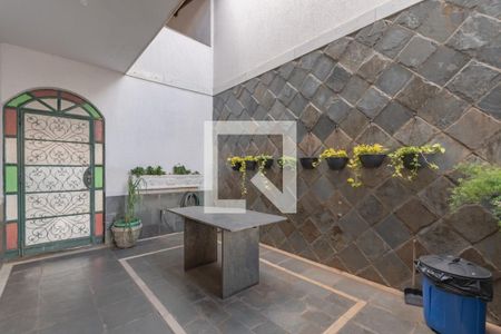 Casa à venda com 363m², 5 quartos e 4 vagas Casa à venda com 363m², 5 quartos e 4 vagasCorredor Lateral