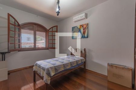 Casa à venda com 363m², 5 quartos e 4 vagas Casa à venda com 363m², 5 quartos e 4 vagasQuarto 4