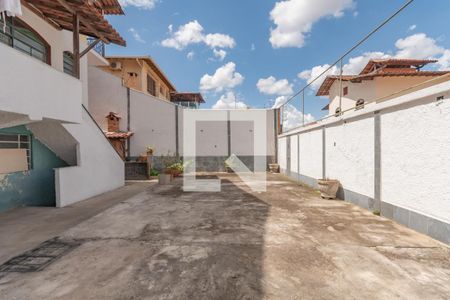 Casa à venda com 363m², 5 quartos e 4 vagas Casa à venda com 363m², 5 quartos e 4 vagasQuintal