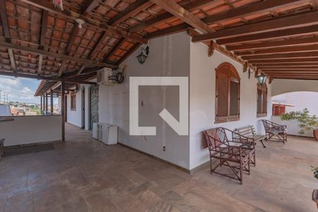 Casa à venda com 363m², 5 quartos e 4 vagas Casa à venda com 363m², 5 quartos e 4 vagasVaranda