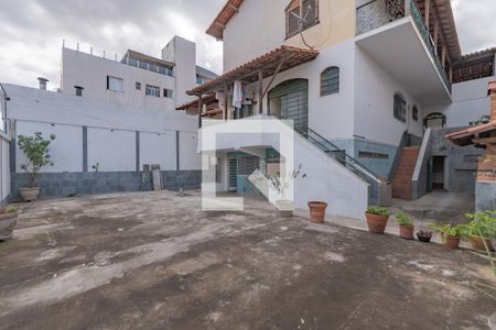 Casa à venda com 363m², 5 quartos e 4 vagas Casa à venda com 363m², 5 quartos e 4 vagasQuintal