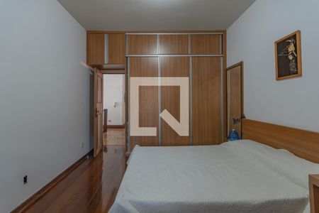 Casa à venda com 363m², 5 quartos e 4 vagas Casa à venda com 363m², 5 quartos e 4 vagasQuarto 2