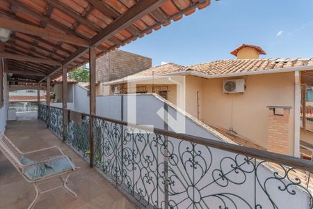 Casa à venda com 363m², 5 quartos e 4 vagas Casa à venda com 363m², 5 quartos e 4 vagasVaranda