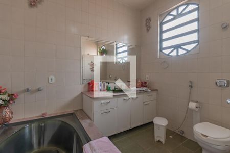 Casa à venda com 363m², 5 quartos e 4 vagas Casa à venda com 363m², 5 quartos e 4 vagasBanheiro Suíte