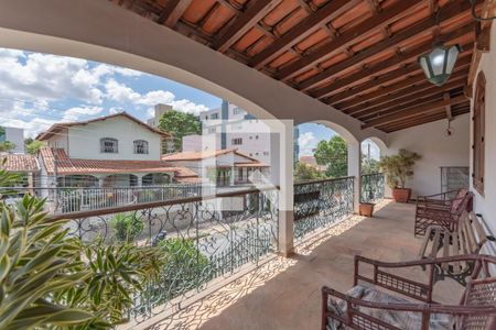 Casa à venda com 363m², 5 quartos e 4 vagas Casa à venda com 363m², 5 quartos e 4 vagasVaranda