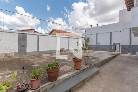 Casa à venda com 363m², 5 quartos e 4 vagas Casa à venda com 363m², 5 quartos e 4 vagasQuintal