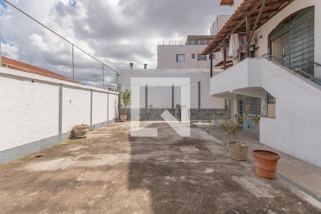 Casa à venda com 363m², 5 quartos e 4 vagas Casa à venda com 363m², 5 quartos e 4 vagasQuintal