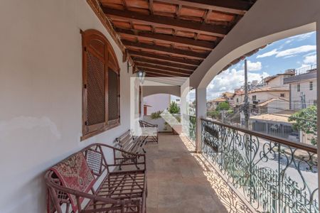 Casa à venda com 363m², 5 quartos e 4 vagas Casa à venda com 363m², 5 quartos e 4 vagasVaranda