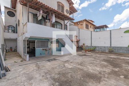 Casa à venda com 363m², 5 quartos e 4 vagas Casa à venda com 363m², 5 quartos e 4 vagasQuintal