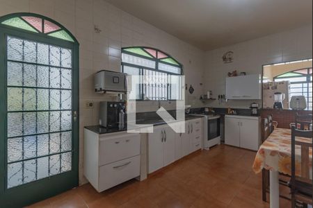 Casa à venda com 363m², 5 quartos e 4 vagas Casa à venda com 363m², 5 quartos e 4 vagasCozinha